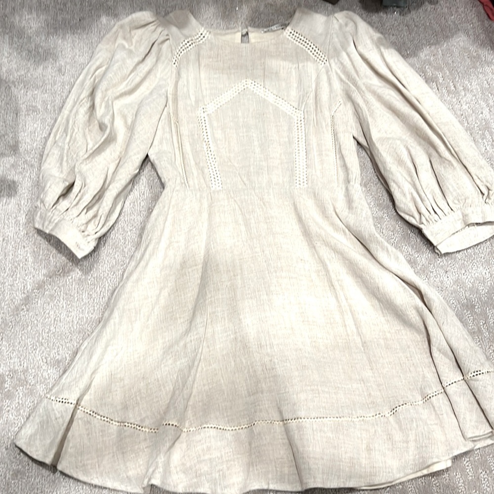 selling Hellomolly dress, beautiful wear for the spring or summer.